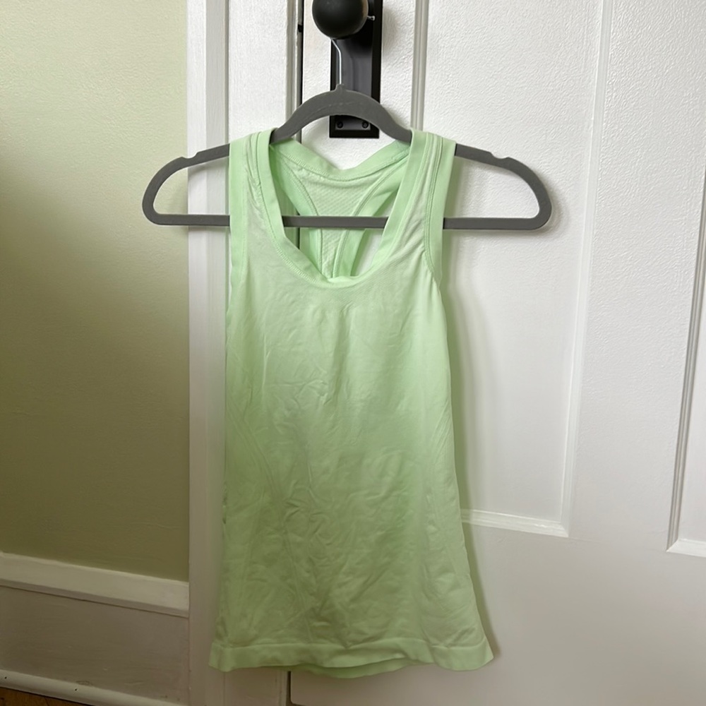 Athleta Momentum tank, size XS, great condition.
